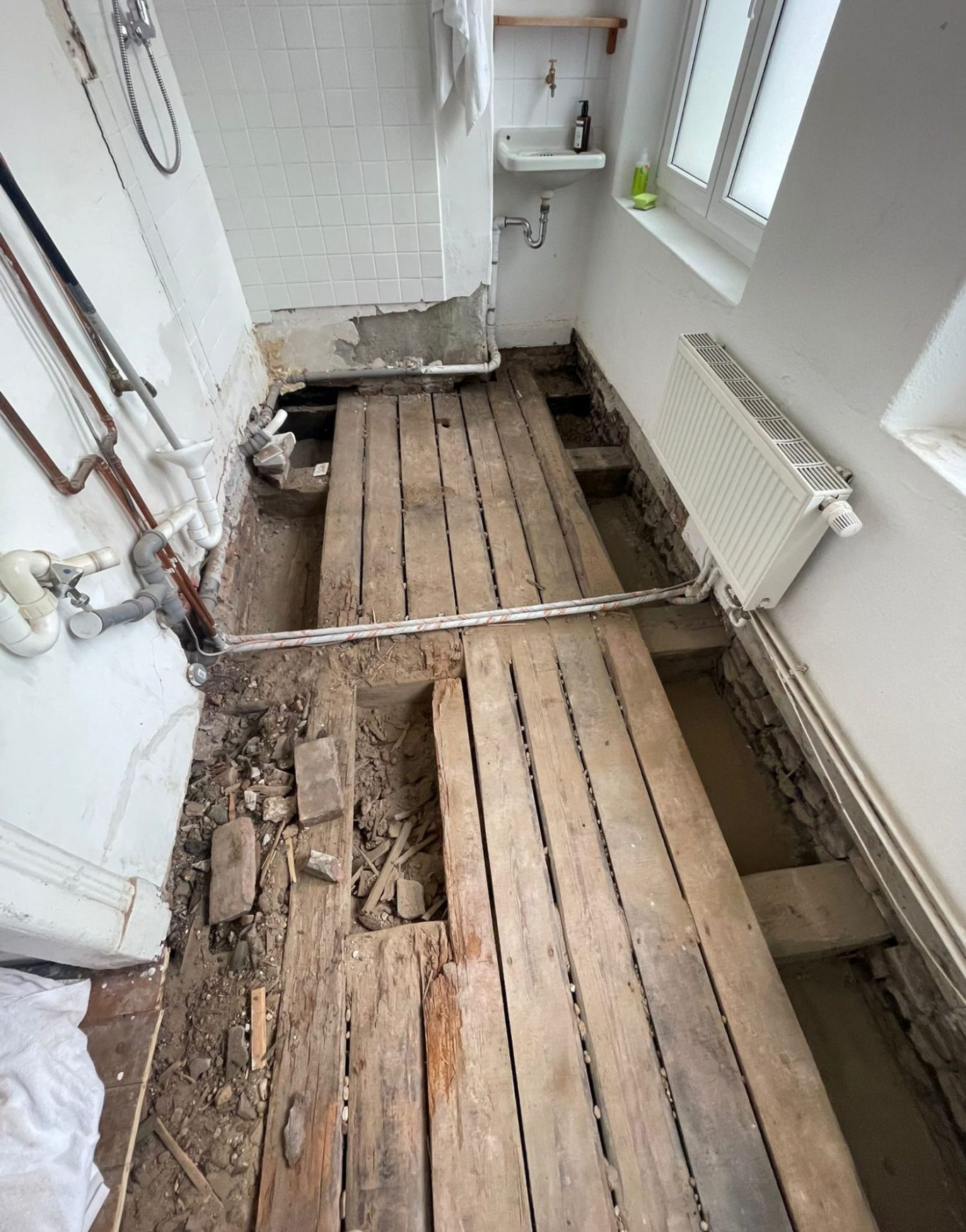 Wasserschaden in einem Bad mit Holzbalkendecke