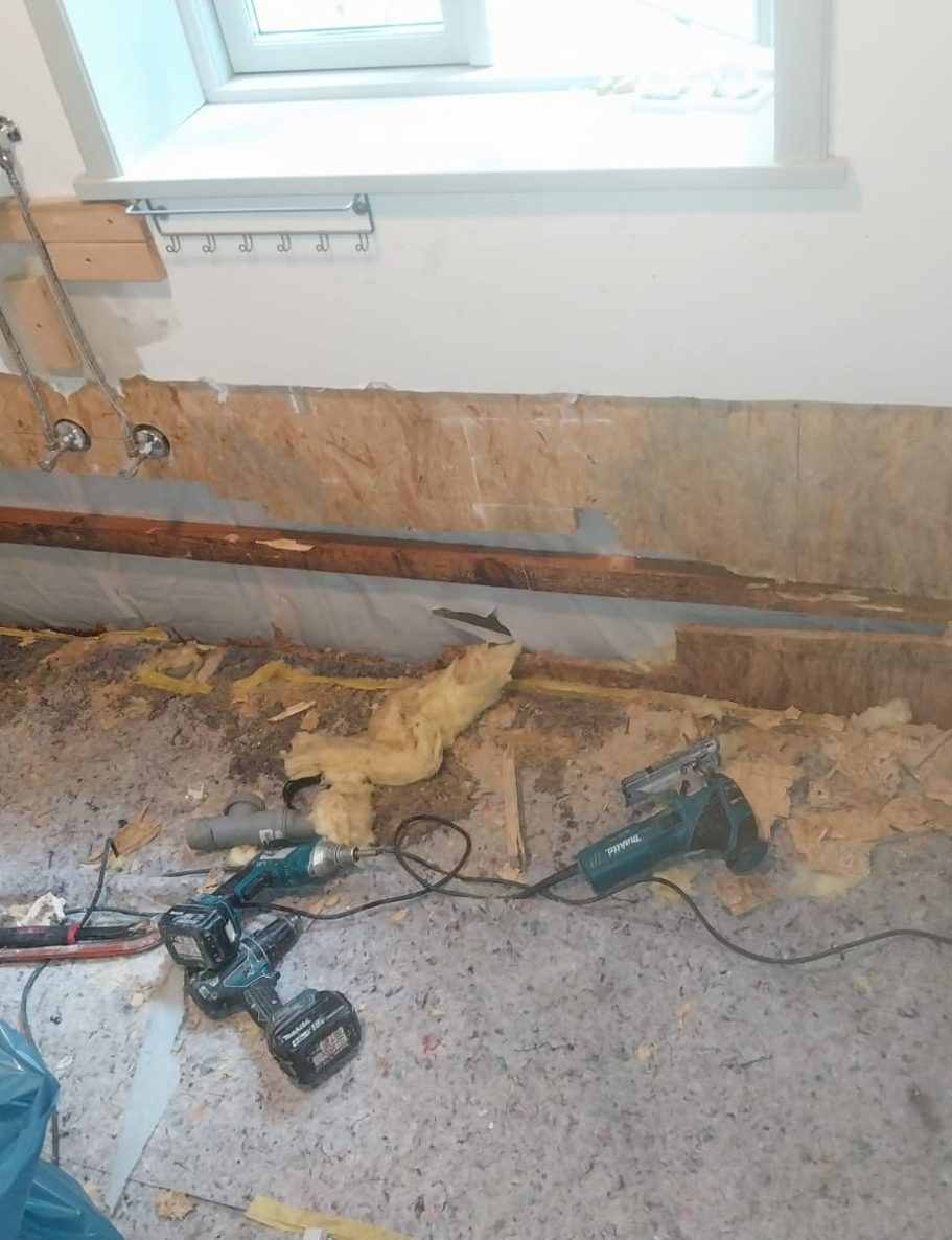 Wasserschaden in einem Gebäude aus Holzständerwerk